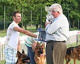 Il Presidente Sas consegna il Trofeo al conduttore di Flora